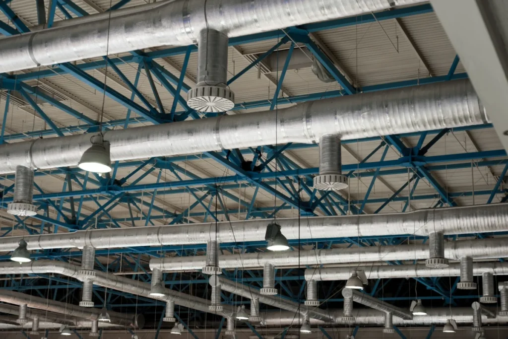 Fabrika havalandırma sistemi kurulumu yapan mühendis ekibi – Havac Mühendislik