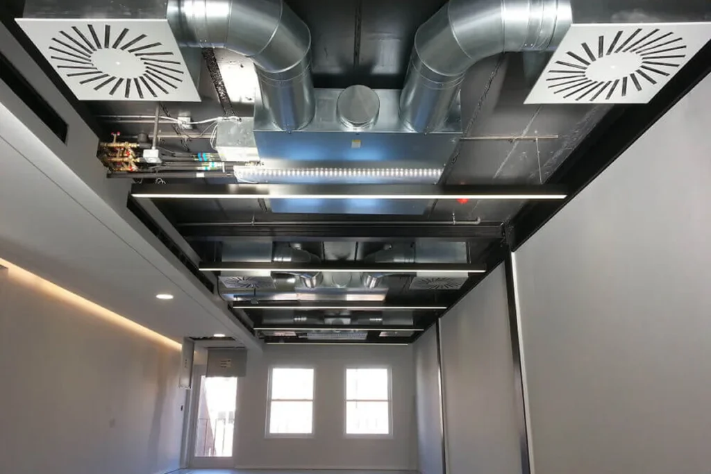 Havalandırma sistemi montajı yapan mühendis ekibi – Havac Mühendislik