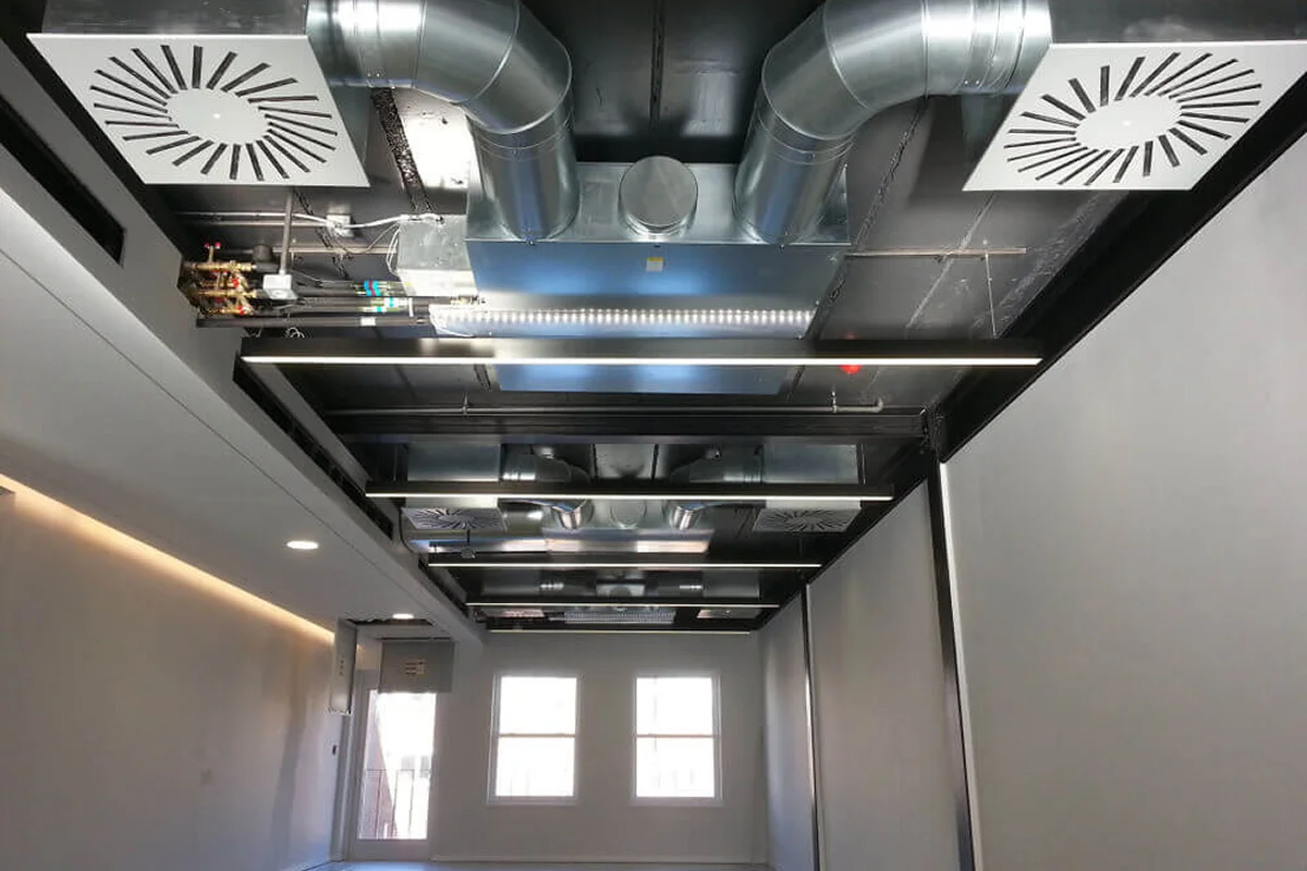 Havalandırma sistemi montajı yapan mühendis ekibi – Havac Mühendislik