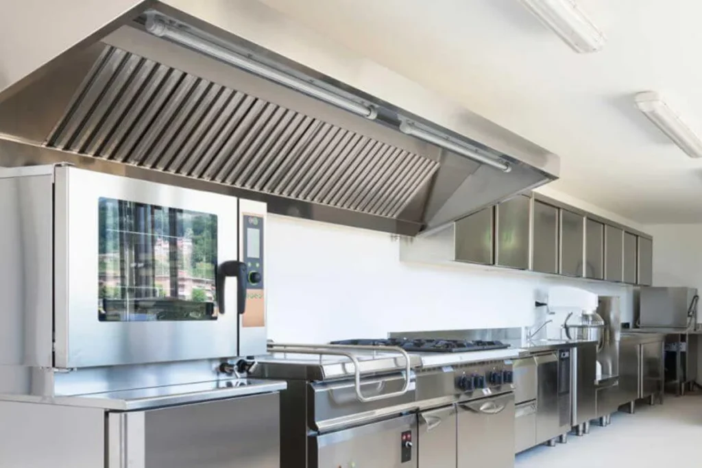 Endüstriyel mutfak havalandırma sistemi montajı yapan teknisyen – Havac Mühendislik