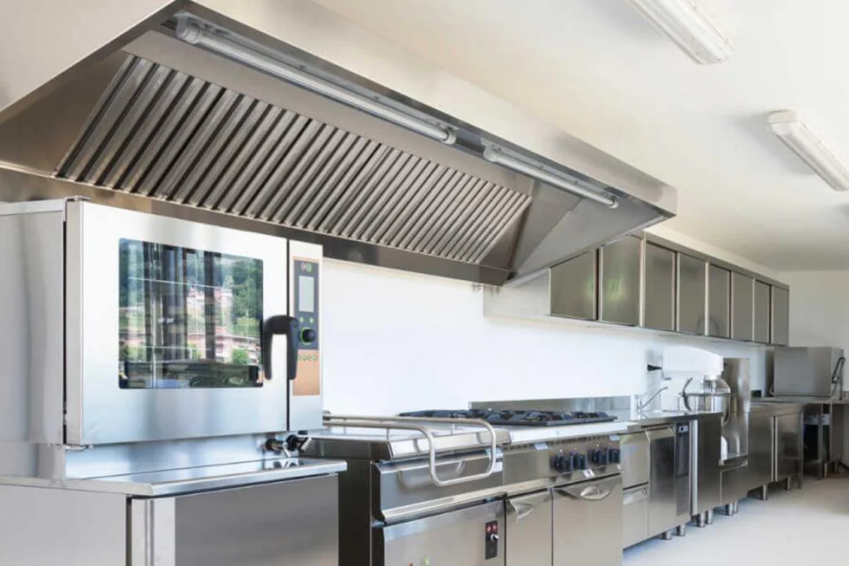 Endüstriyel mutfak havalandırma sistemi montajı yapan teknisyen – Havac Mühendislik