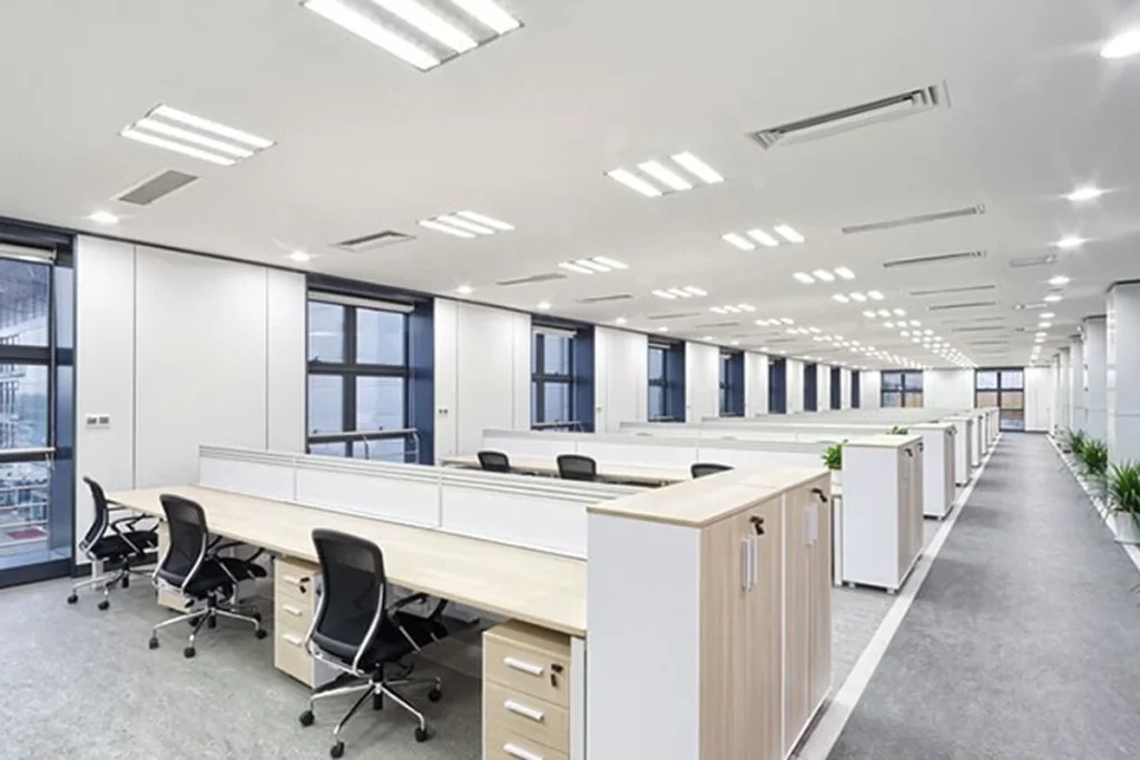 Ofis havalandırma sistemi montajı yapan teknisyen – Havac Mühendislik