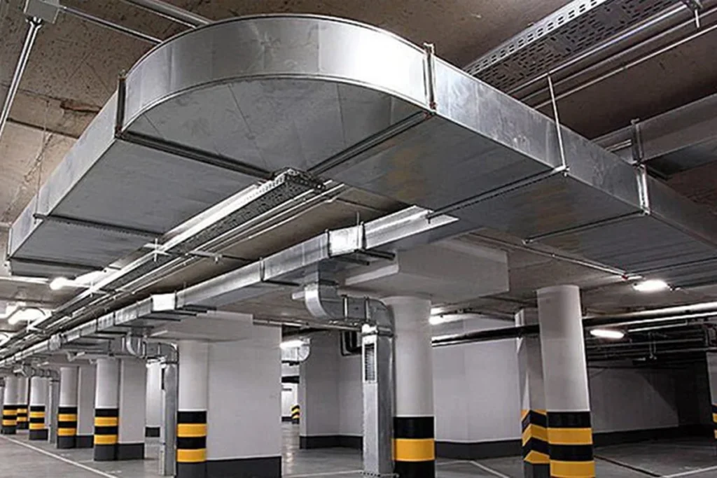 Kapalı otopark havalandırma sistemi montajı yapan teknisyen – Havac Mühendislik