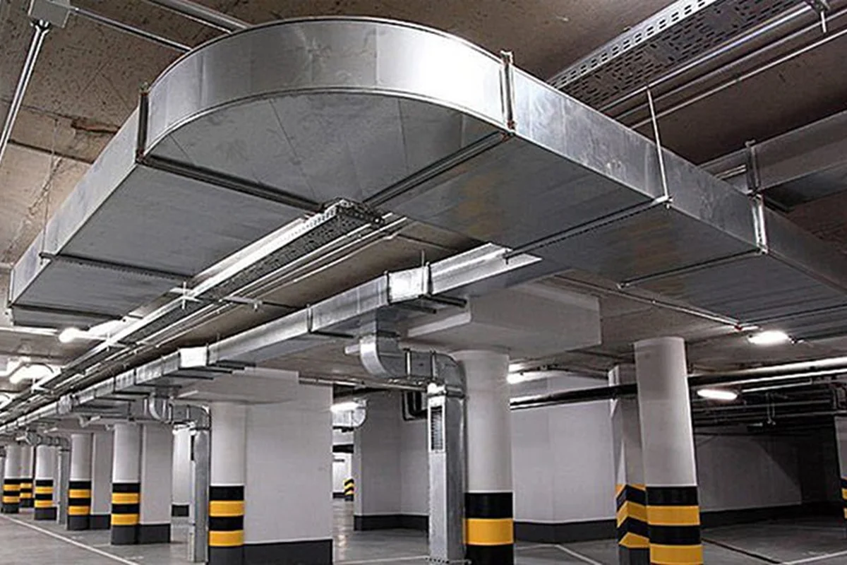 Kapalı otopark havalandırma sistemi montajı yapan teknisyen – Havac Mühendislik