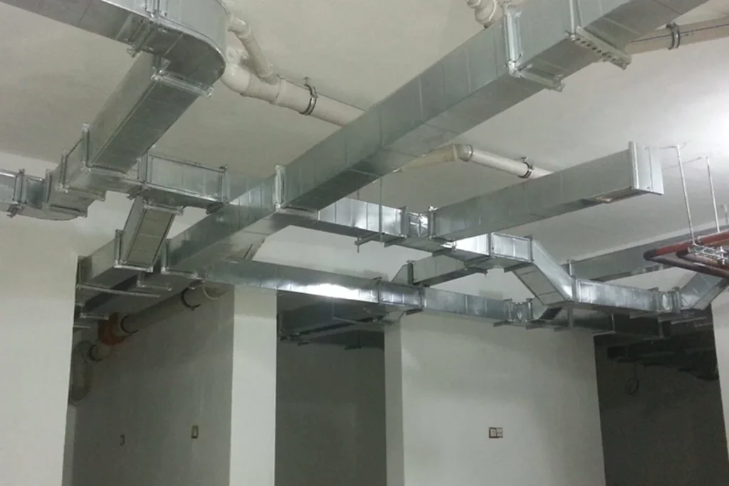 Sığınak havalandırma sistemi montajı yapan teknisyen – Havac Mühendislik