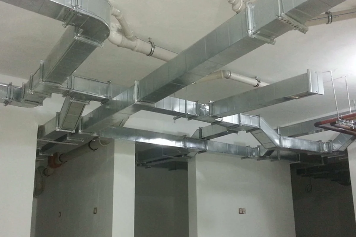 Sığınak havalandırma sistemi montajı yapan teknisyen – Havac Mühendislik